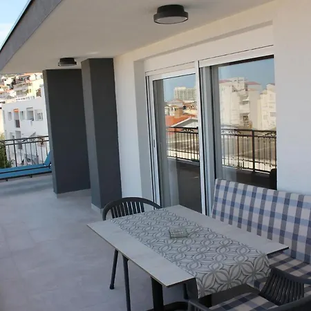 西尔维亚别墅公寓 *